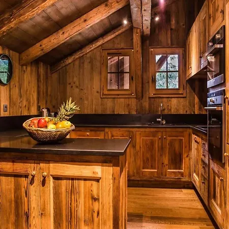 شقة Chalet St. Anton: A Luxurious Alpine Escape *